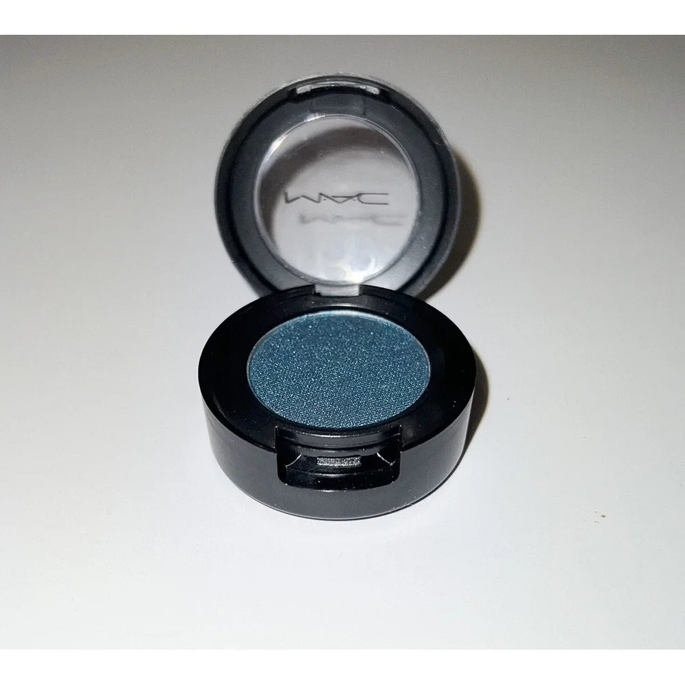 MAC Cosmetics Strike a Pose teal blue eyeshadow New in Box *rare*